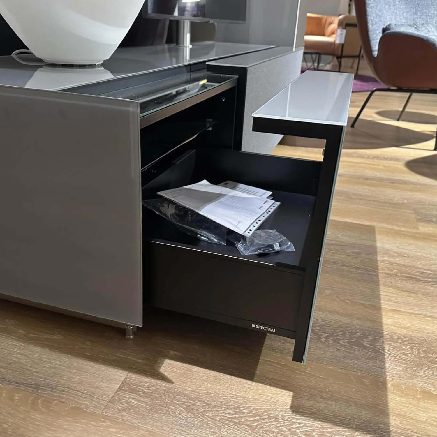 Spectral Smart Furniture Wohnwände & Tv-Lowboards|Lowboard Cocoon Glas Cement Grau Stofffront Graphite Grau Inklusive TV-Halterung