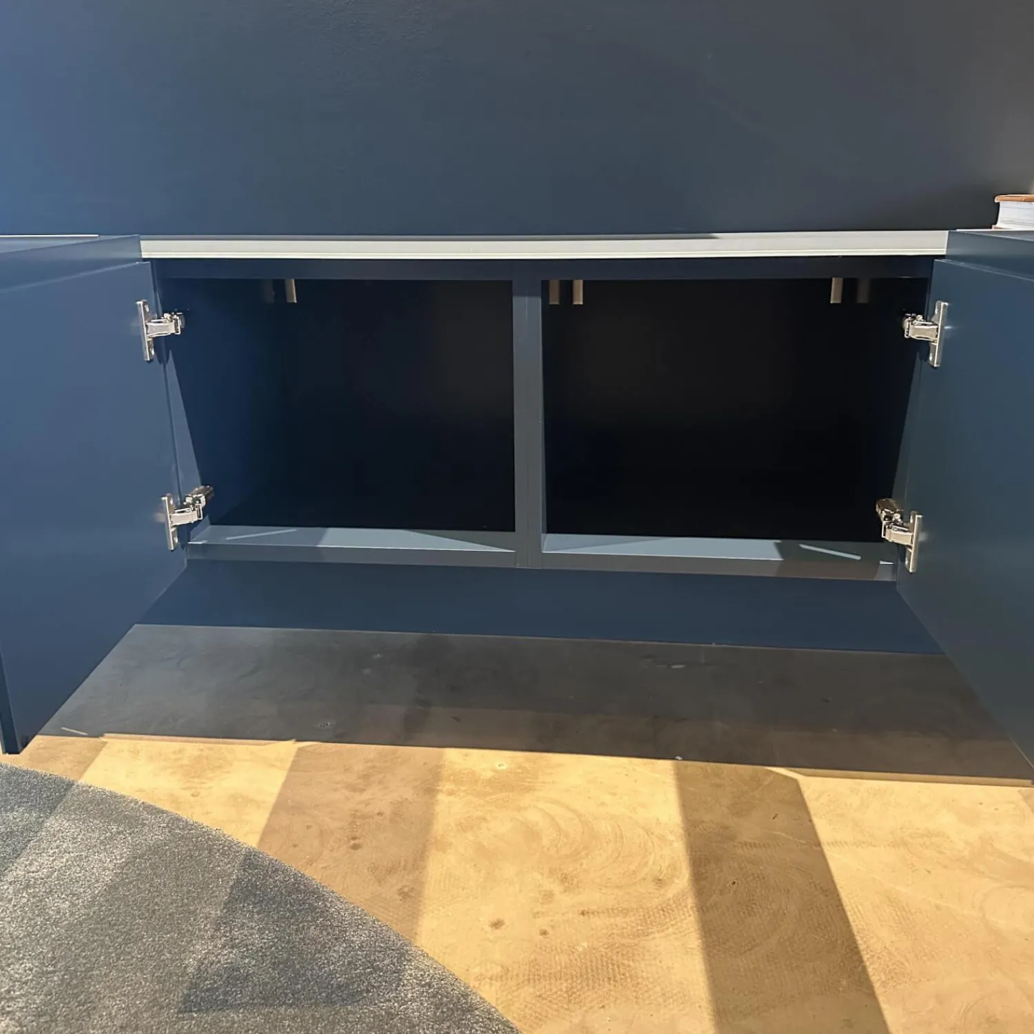 Interlübke Wohnwände & Tv-Lowboards|Lowboard Jorel Mattglas T83 Navy Und 82 Atlantic Inklusive Wandregal Lilu Und Beleuchtung