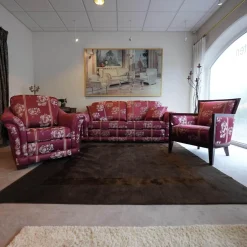 Finkeldei Polstergruppen|Modell Lara Sofa 2,5 sitzig, Sessel, Beistellsessel Modell Broadway Bezug grauviolett florence 1026 115 Keder Dinamica 112 Massivholfüße lackiert