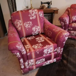 Finkeldei Polstergruppen|Modell Lara Sofa 2,5 sitzig, Sessel, Beistellsessel Modell Broadway Bezug grauviolett florence 1026 115 Keder Dinamica 112 Massivholfüße lackiert