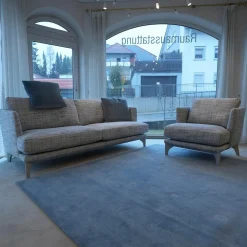 Bielefelder Werkstätten Polstergruppen|Modell Polo Living Sofa 2,5 sitzig BW 161-3001 Sessel Polo Living BW 161-1000 hellblau beigegrau Füße graublau