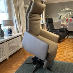 Bielefelder Werkstätten Relaxsessel|Motorsessel Charly Bezug Leder Normandie Taupe Grau Sternfuß Bronze Matt Mit Aufsthehhilfe Und Motorischer Verstellung