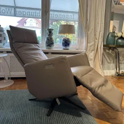 Bielefelder Werkstätten Relaxsessel|Motorsessel Charly Bezug Leder Normandie Taupe Grau Sternfuß Bronze Matt Mit Aufsthehhilfe Und Motorischer Verstellung