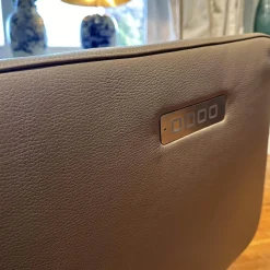 Bielefelder Werkstätten Relaxsessel|Motorsessel Charly Bezug Leder Normandie Taupe Grau Sternfuß Bronze Matt Mit Aufsthehhilfe Und Motorischer Verstellung