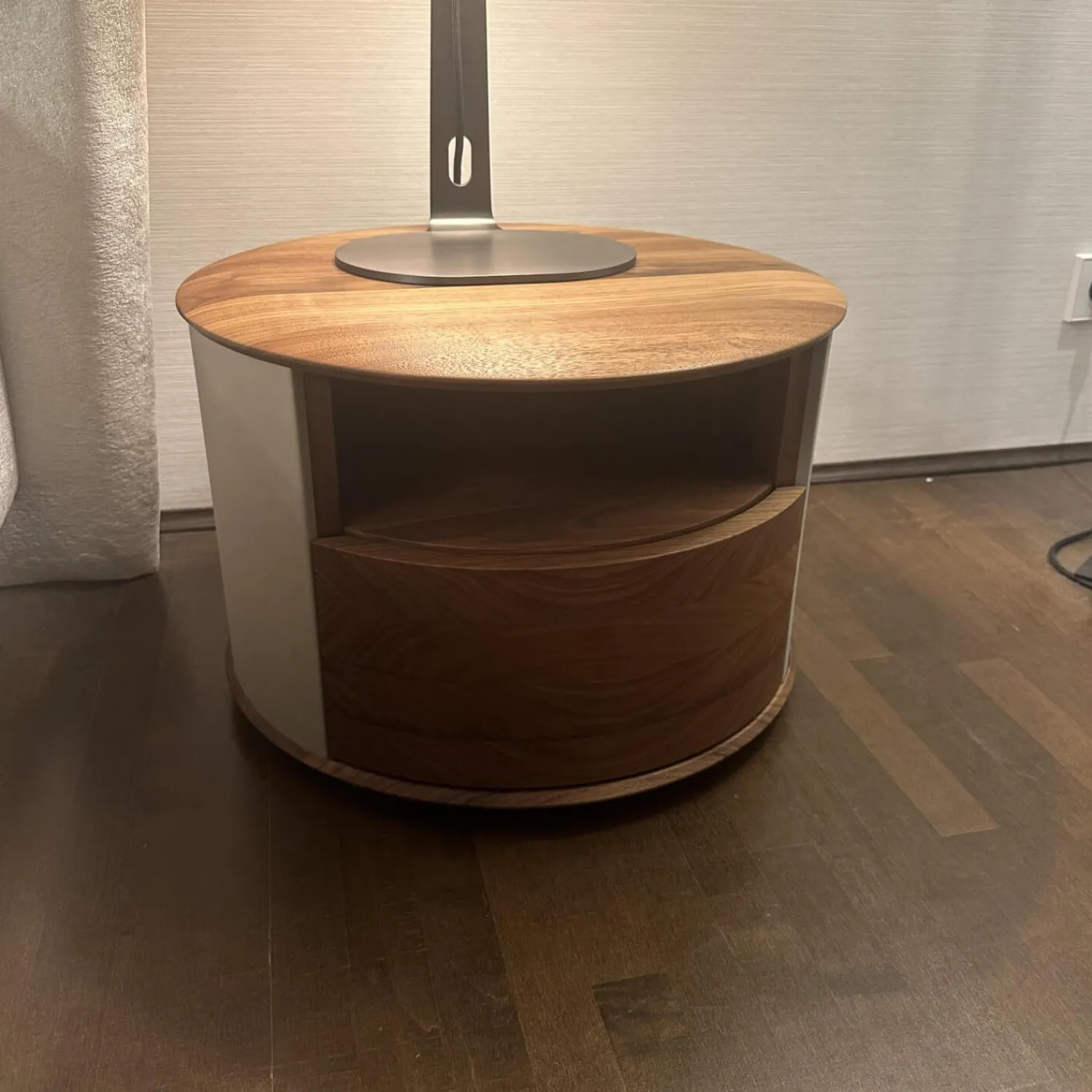 YOMEI Nachttische|Nachtkonsole S100 Korpus Leder Taupe Beige Front Und Schublade Nussbaum