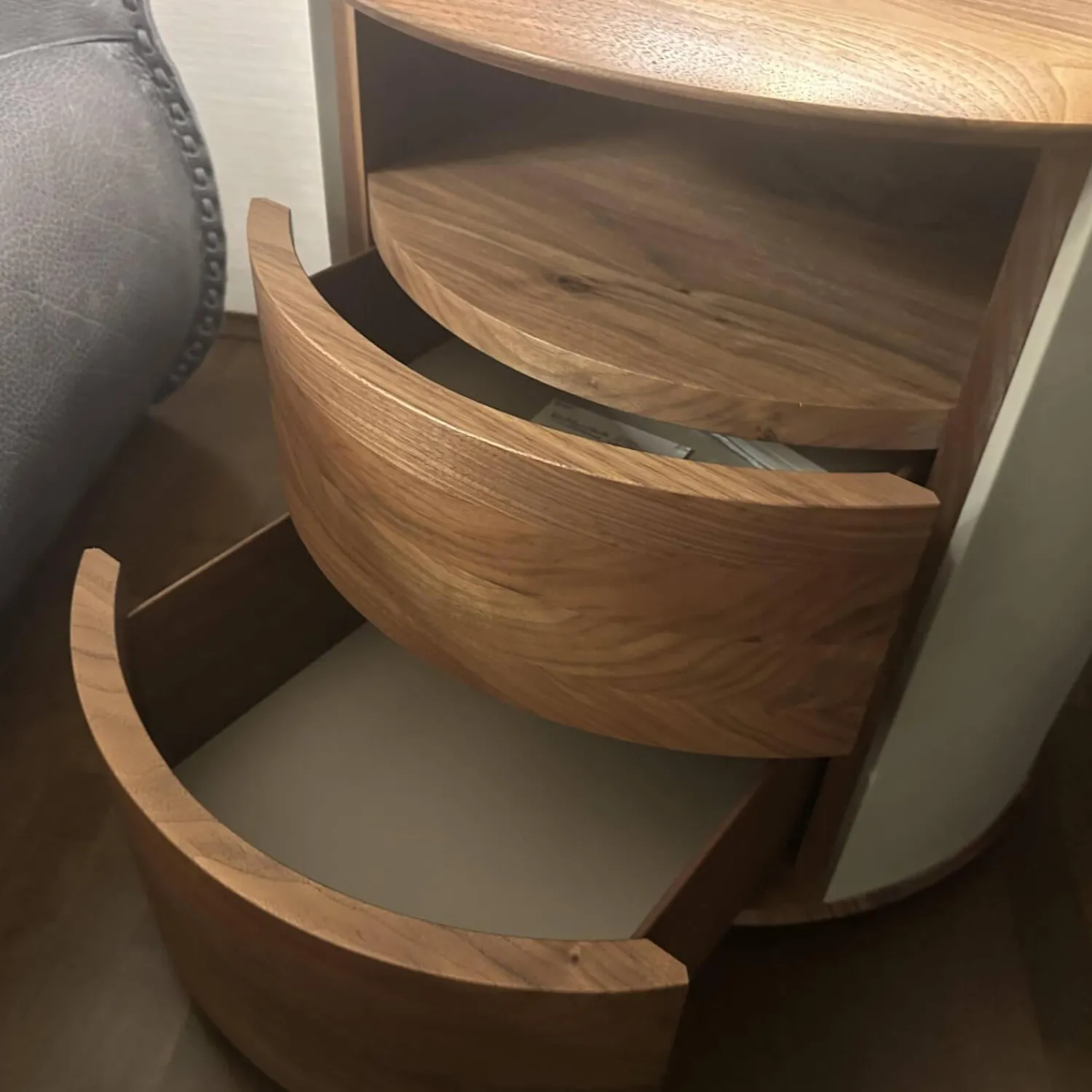 YOMEI Nachttische|Nachtschrank S100 Korpus Leder Taupe Beige Front Und Schubladen Nussbaum