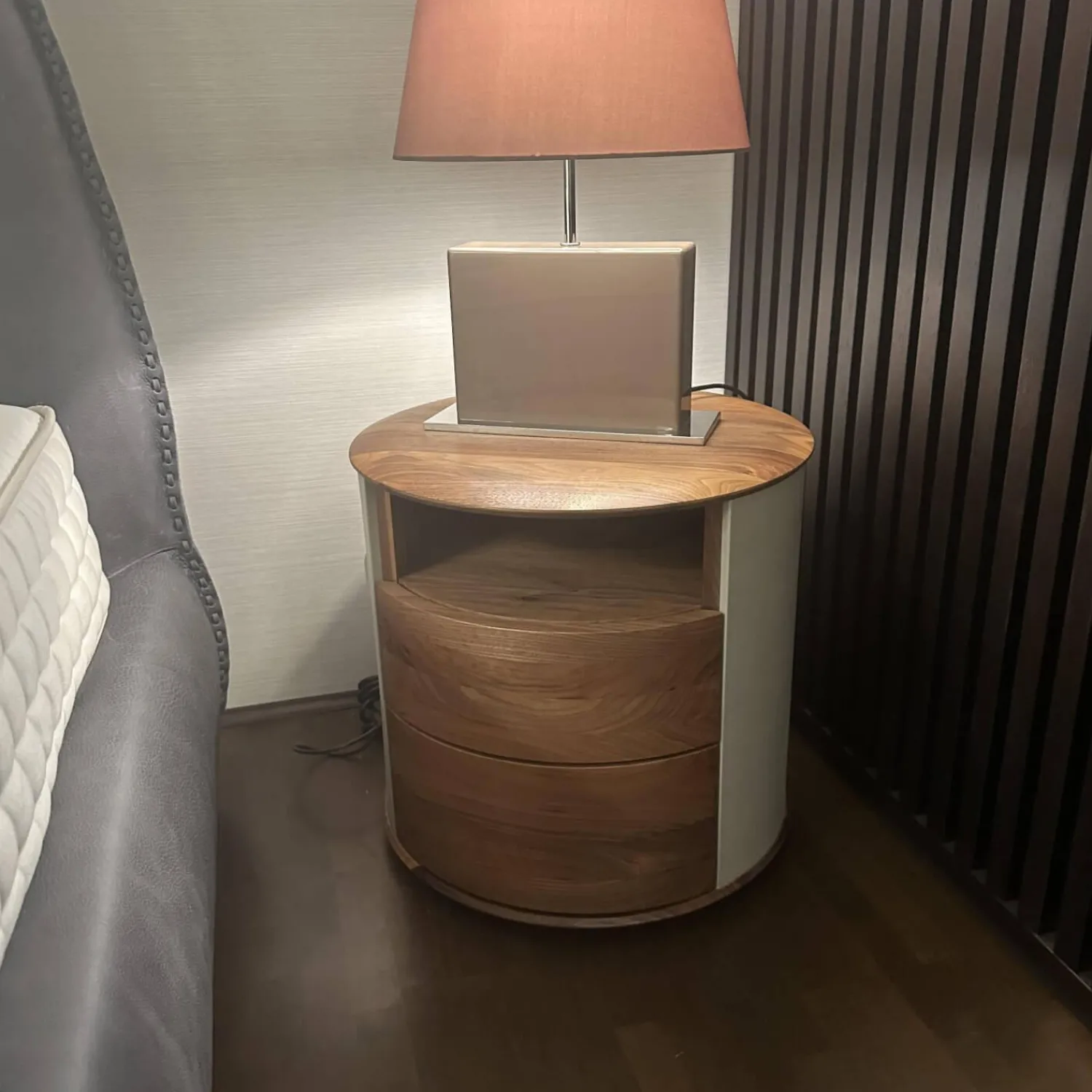 YOMEI Nachttische|Nachtschrank S100 Korpus Leder Taupe Beige Front Und Schubladen Nussbaum