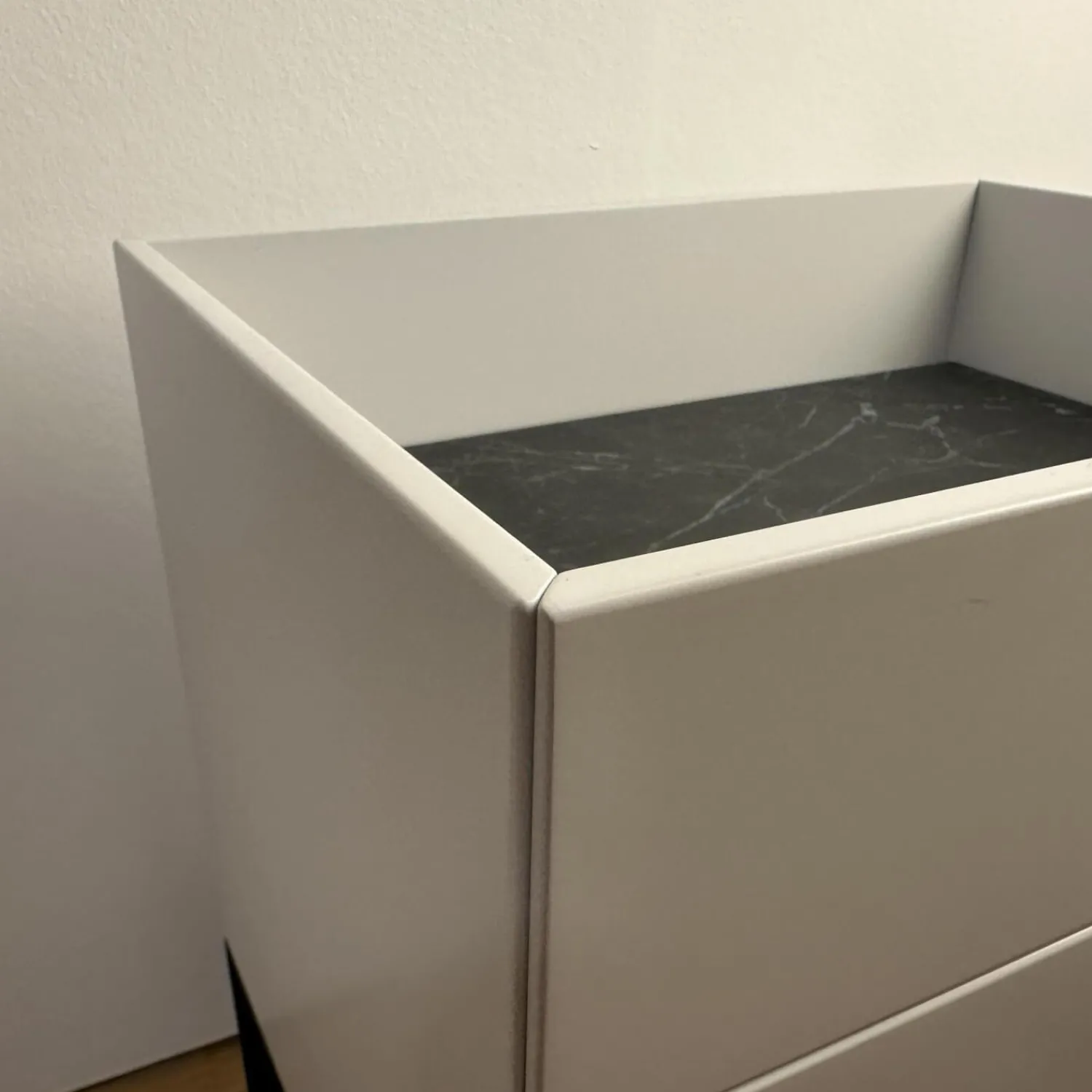 Schönbuch Nachttische|Nachttisch Hesperide Dyo Korpus Lack Grau-Weiss Untergestell Schwarz Pulverbeschichtet Mit Keramikeinlage