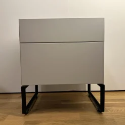 Schönbuch Nachttische|Nachttisch Hesperide Dyo Korpus Lack Grau-Weiss Untergestell Schwarz Pulverbeschichtet Mit Keramikeinlage