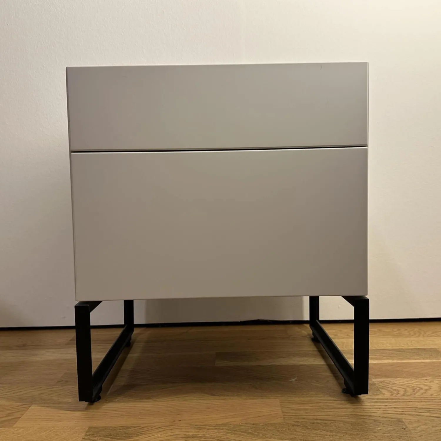 Schönbuch Nachttische|Nachttisch Hesperide Dyo Korpus Lack Grau-Weiss Untergestell Schwarz Pulverbeschichtet Mit Keramikeinlage