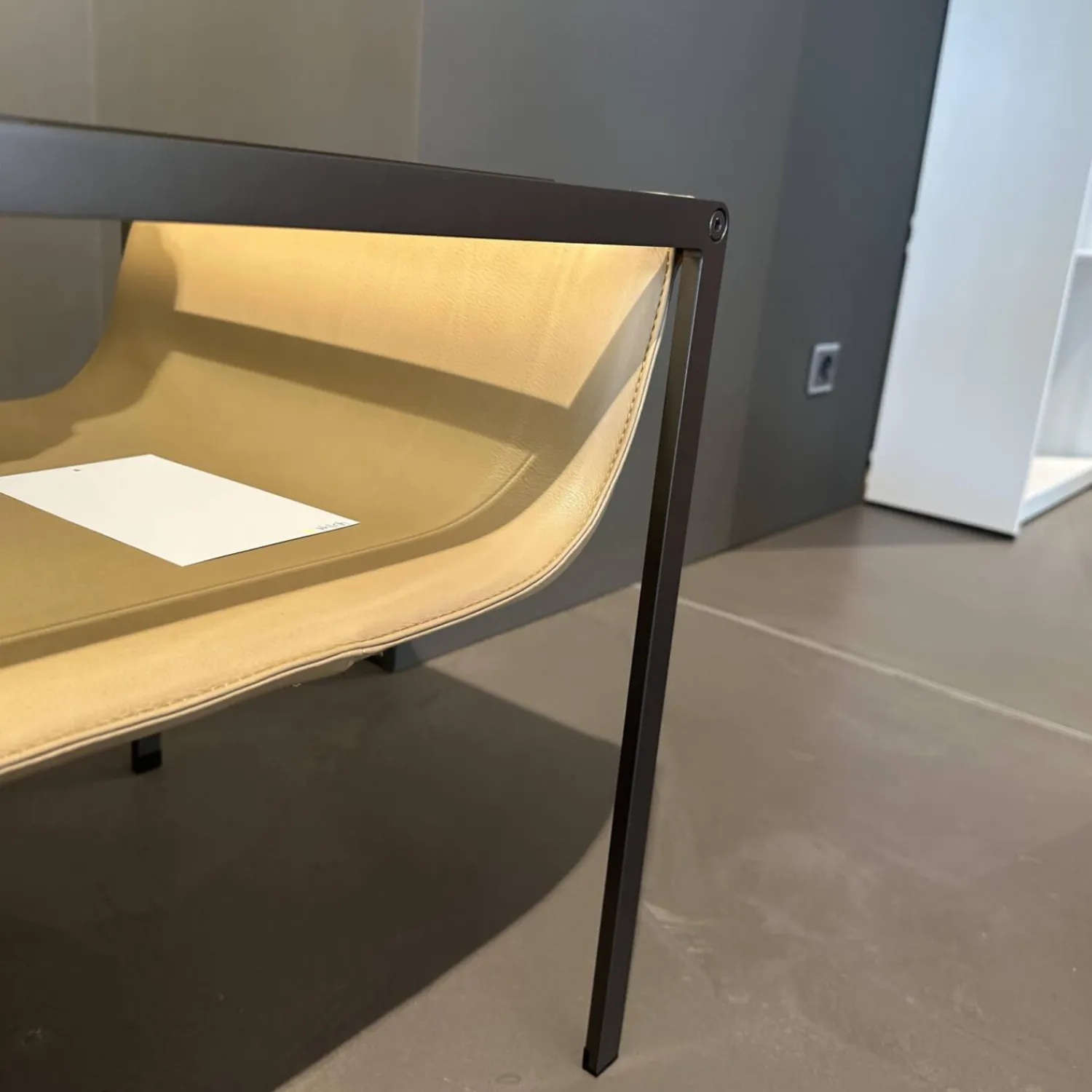 B&B Italia Nachttische|Nachttisch Quiet Lines Platte Rauchglas Leder Kasia 315 Wüstenfarben Braun Gestell Nickel Bronzefarben Lackiert