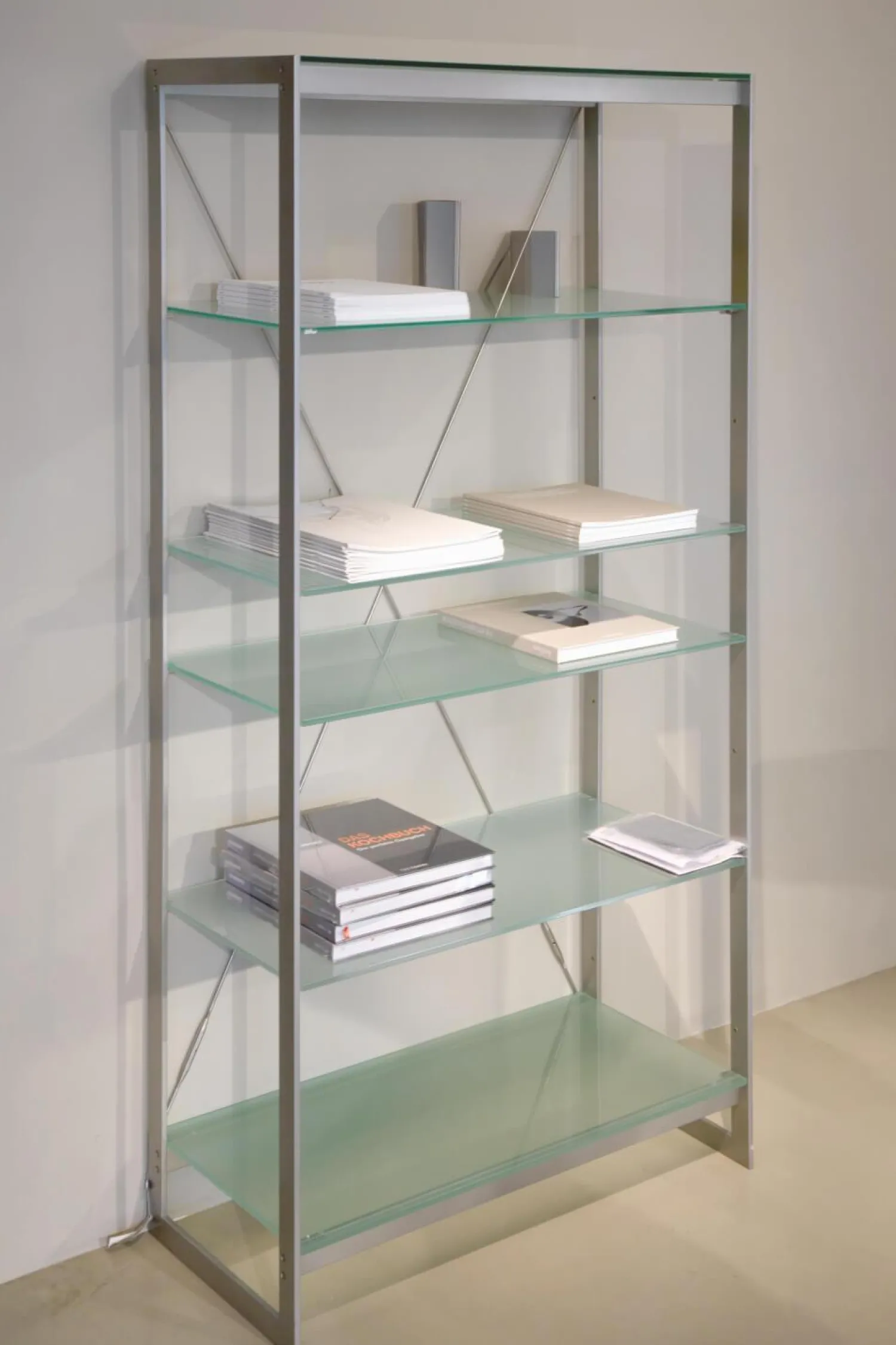Christine Kröncke Regale|Offenes Regal Satiniertes Glas Metall