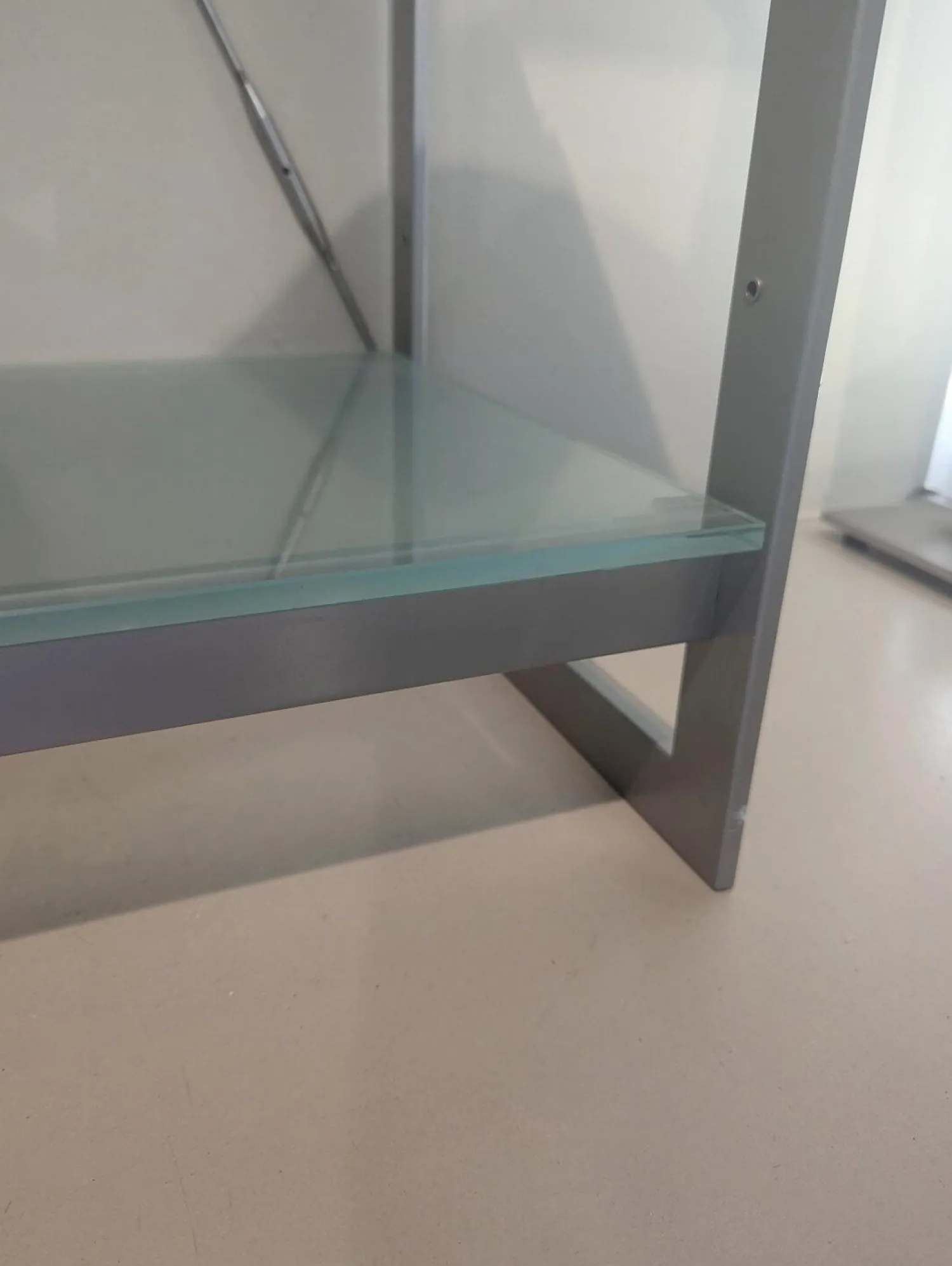 Christine Kröncke Regale|Offenes Regal Satiniertes Glas Metall