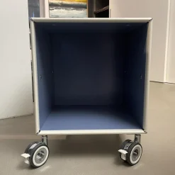 Mauser Regale & Container|Offenes Thekenelement Auf Rollen Außen RAL 9010 Reinweiß Innen RAL 5014 Taubenblau