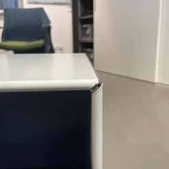 Mauser Regale & Container|Offenes Thekenelement Auf Rollen Außen RAL 9010 Reinweiß Innen RAL 5014 Taubenblau