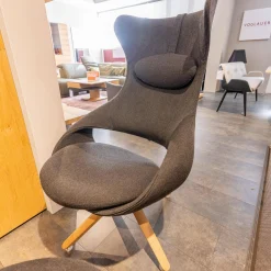 Voglauer Relaxsessel|Ohrensessel V-Rock Living Bezug Stoff Curl Black CB Anthrazit Gestell Alteiche Rustiko Gebürstet Inklusive Hocker