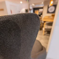 Voglauer Relaxsessel|Ohrensessel V-Rock Living Bezug Stoff Curl Black CB Anthrazit Gestell Alteiche Rustiko Gebürstet Inklusive Hocker