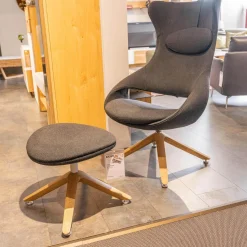 Voglauer Relaxsessel|Ohrensessel V-Rock Living Bezug Stoff Curl Black CB Anthrazit Gestell Alteiche Rustiko Gebürstet Inklusive Hocker