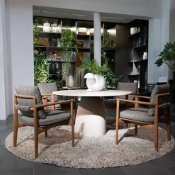 Poliform Essgruppen|Outdoor Essgruppe Magnolia Stuhl Stoff Bris Taupe Grau Gestell Iroko Natural Tisch Monolith Cementoskin Creme Weiß