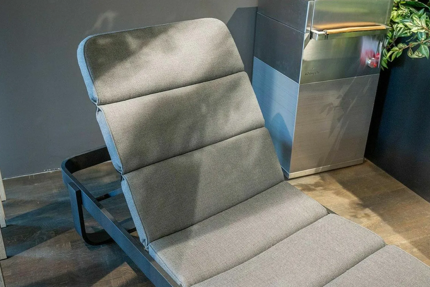 Cane Line Gartenliegen|Outdoor Liege Cut AirTouch Grey Grau Gestell Aluminium Dark Grey Dunkelgrau Mit Verstellbarer Ruckenlehne