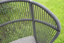 Gloster Loungemöbel|Outdoor Loungesessel Fern Geflochten Rückenlehne Meteor Raven Grau Sitz und Rückenkissen Stoff Wave Quarry Grau Rahmen Aluminium Pulverbeschichtet Grau Untergestell Teakholz Natürliches Finish