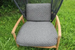 Gloster Loungemöbel|Outdoor Loungesessel Fern Geflochten Rückenlehne Meteor Raven Grau Sitz und Rückenkissen Stoff Wave Quarry Grau Rahmen Aluminium Pulverbeschichtet Grau Untergestell Teakholz Natürliches Finish