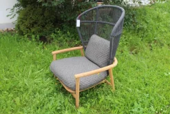 Gloster Loungemöbel|Outdoor Loungesessel Fern Geflochten Rückenlehne Meteor Raven Grau Sitz und Rückenkissen Stoff Wave Quarry Grau Rahmen Aluminium Pulverbeschichtet Grau Untergestell Teakholz Natürliches Finish