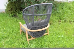 Gloster Loungemöbel|Outdoor Loungesessel Fern Geflochten Rückenlehne Meteor Raven Grau Sitz und Rückenkissen Stoff Wave Quarry Grau Rahmen Aluminium Pulverbeschichtet Grau Untergestell Teakholz Natürliches Finish