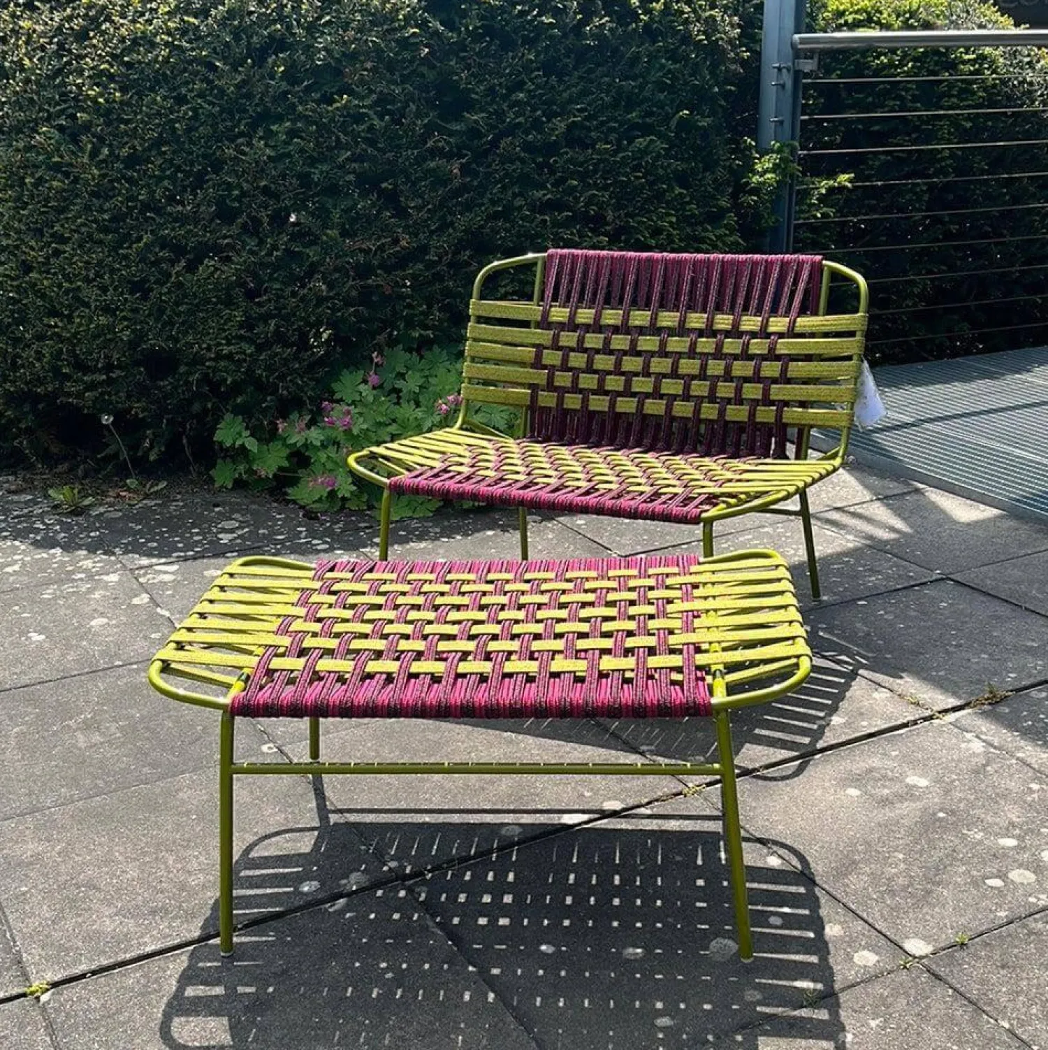 Paola Lenti Loungemöbel|Outdoor Sessel Telar Geflecht 1A Weave Bordeaux Rot Und Verde Grün Gestell Stahl Verde Grün Mit Hocker