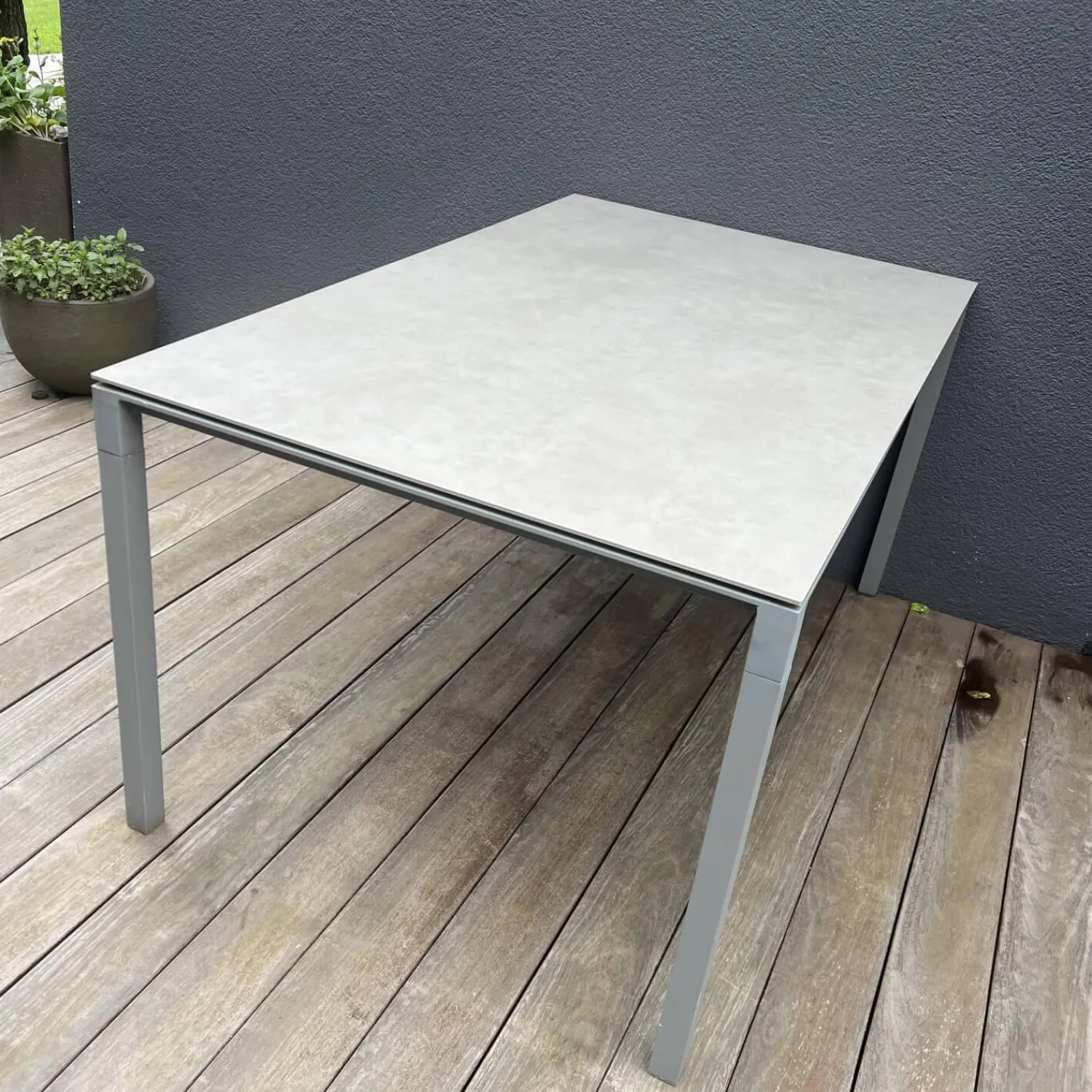 Cane Line Gartentische|Outdoor Tisch Pure Platte Keramik Concrete Grey Grau Gestell Aluminium Light Grey Grau