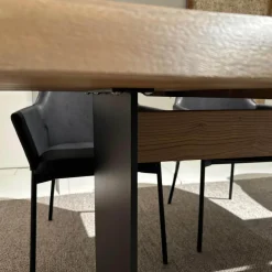 Janua Gartentische|Outdoortisch SK04 Komposit Tischplatte Kastanie Gebürstet Ton Sand Gestell RAL 9005 Tiefschwarz