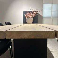 Janua Gartentische|Outdoortisch SK04 Komposit Tischplatte Kastanie Gebürstet Ton Sand Gestell RAL 9005 Tiefschwarz