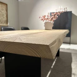 Janua Gartentische|Outdoortisch SK04 Komposit Tischplatte Kastanie Gebürstet Ton Sand Gestell RAL 9005 Tiefschwarz