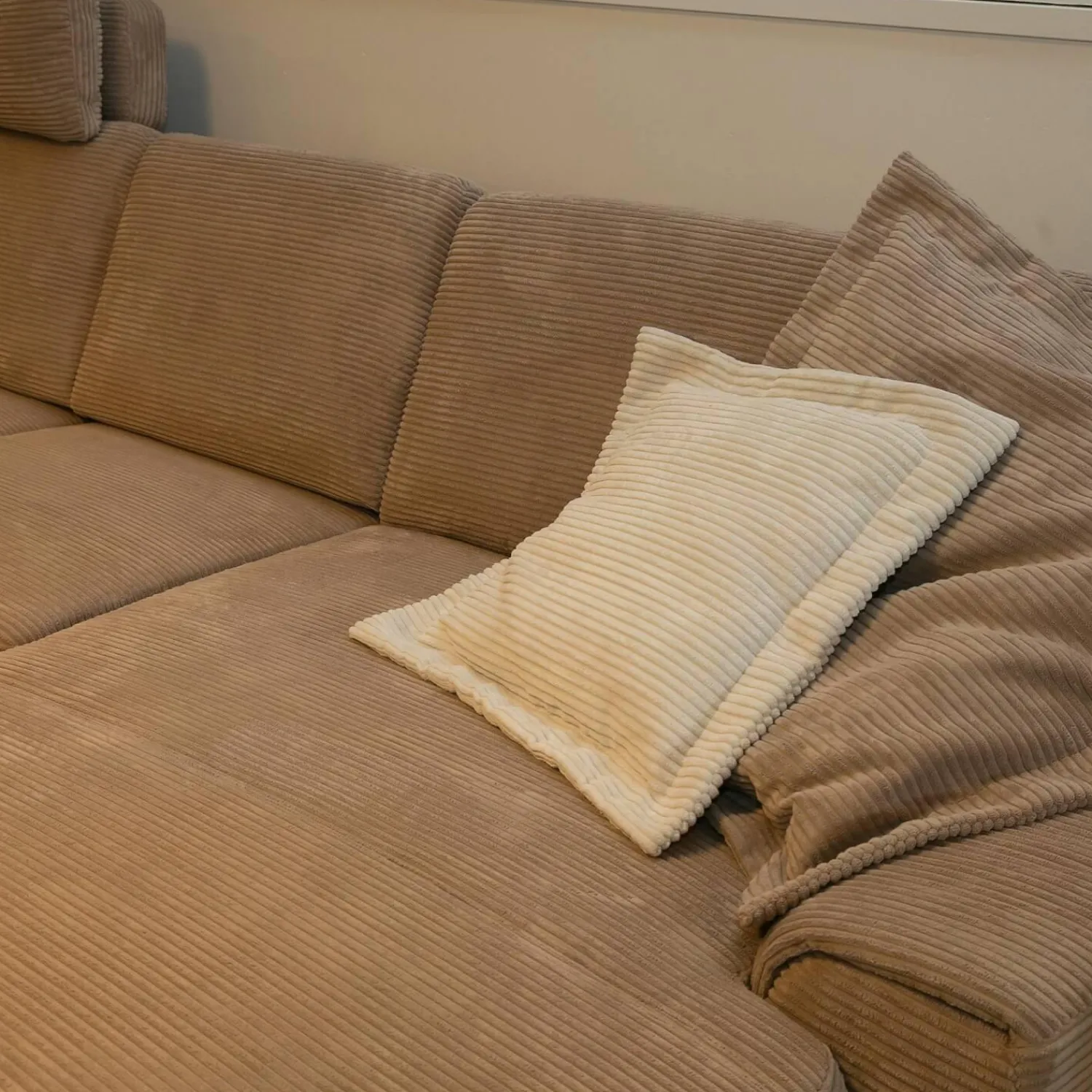 Gallery M Ecksofas|Polstergarnitur Leon Bezug Cord Taupe Metallfuß 1015 Schwarz Matt Mit Schlaffunktion