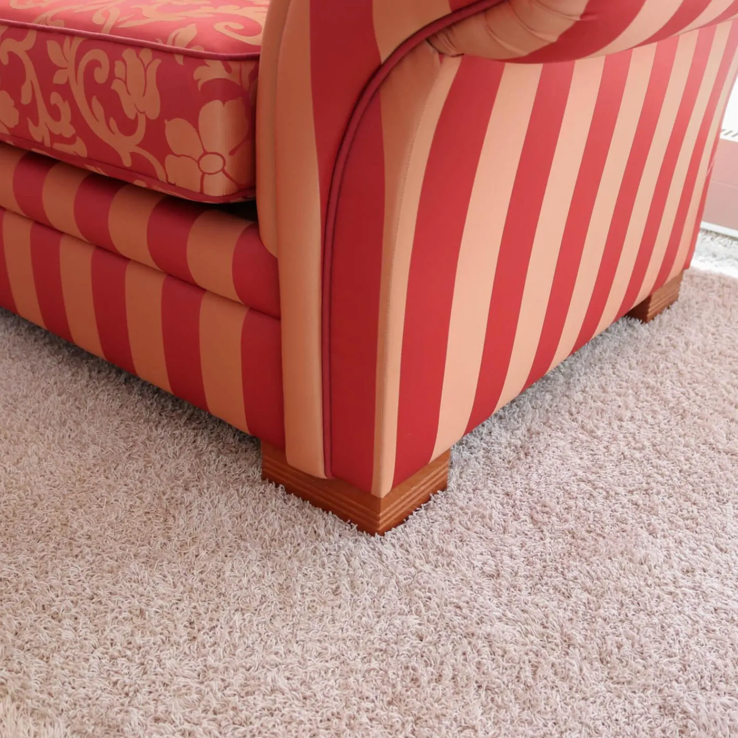 Finkeldei Polstergruppen|Polstergruppe Clara 334 Stoff Rot Beige Gold Füße Kirschbaum Lackiert