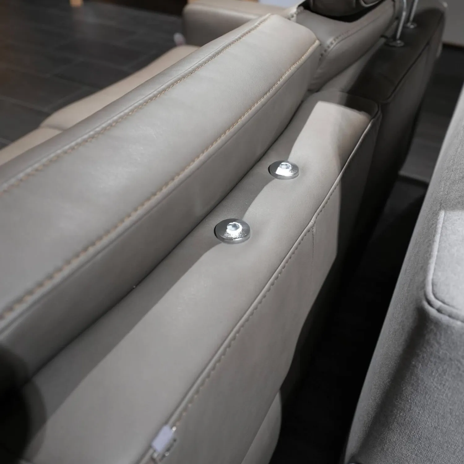 Hukla Polstergruppen|Polstergruppe VS HU1064 Leder F2 Bezug 58 Vivre Greystone Grau Füße Metall ChromInklusive Kissen