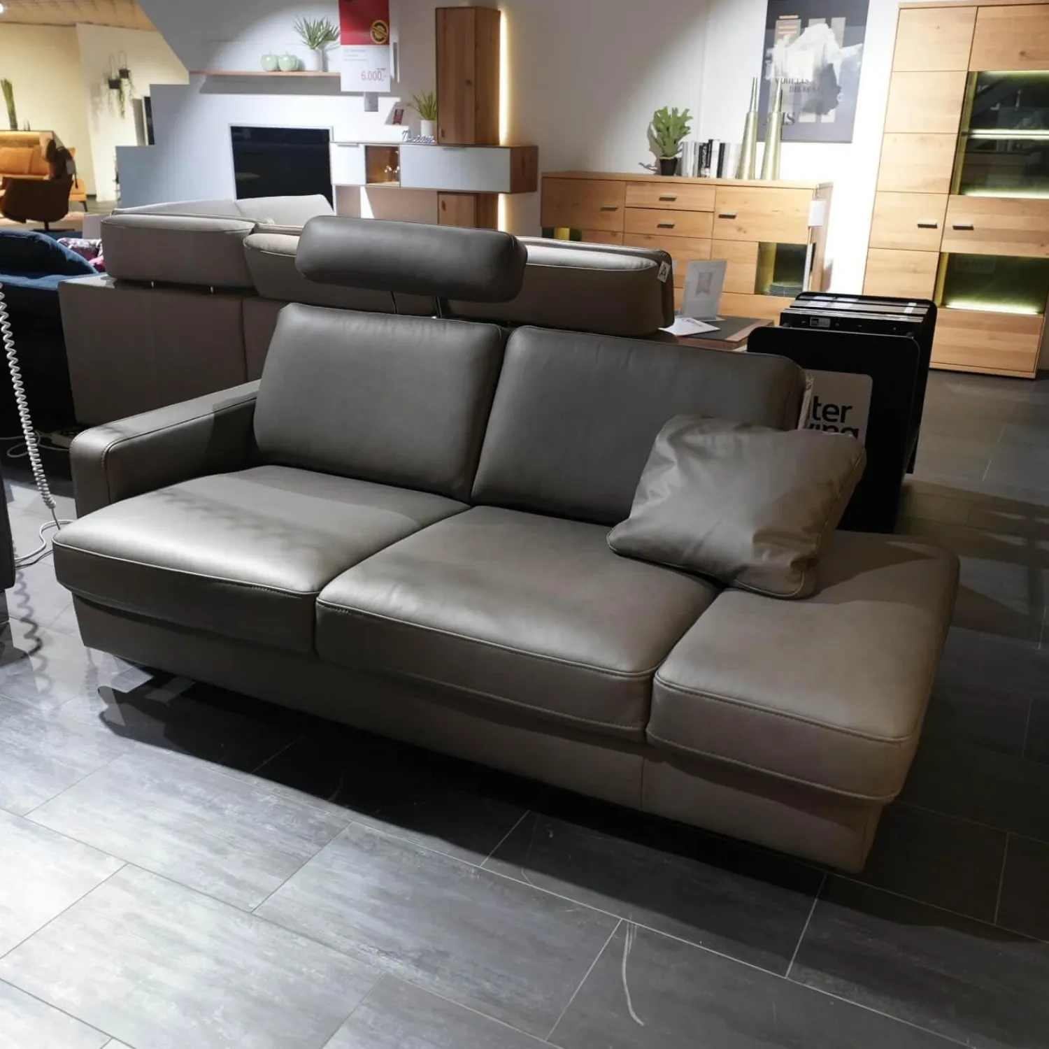 Hukla Polstergruppen|Polstergruppe VS HU1064 Leder F2 Bezug 58 Vivre Greystone Grau Füße Metall ChromInklusive Kissen