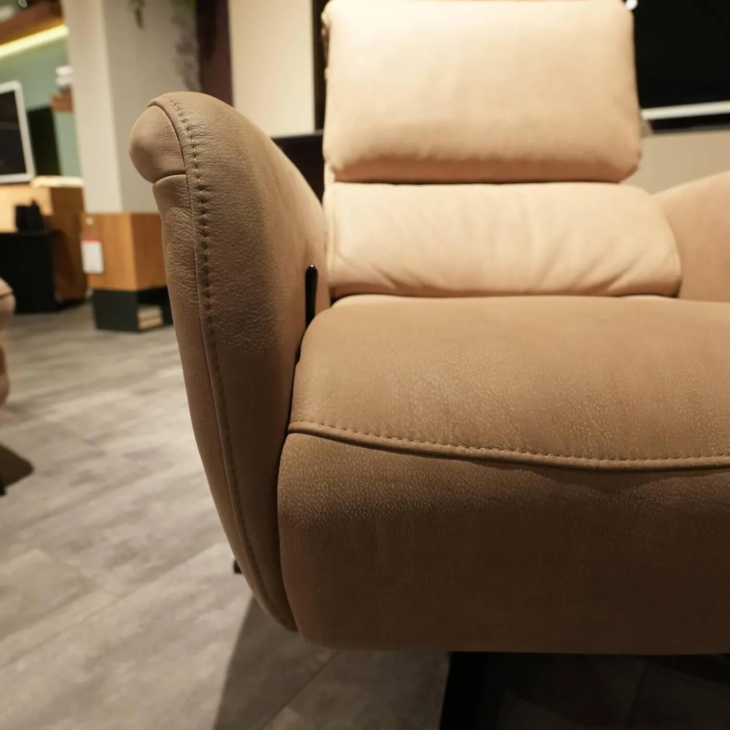 Hukla Polstergruppen|Polstergruppe VS HU1169 Sofa Leder Aurelia Stone Braun Füße Metall Schwarz Mit Sessel Sternfuß Schwarz Und Kissen