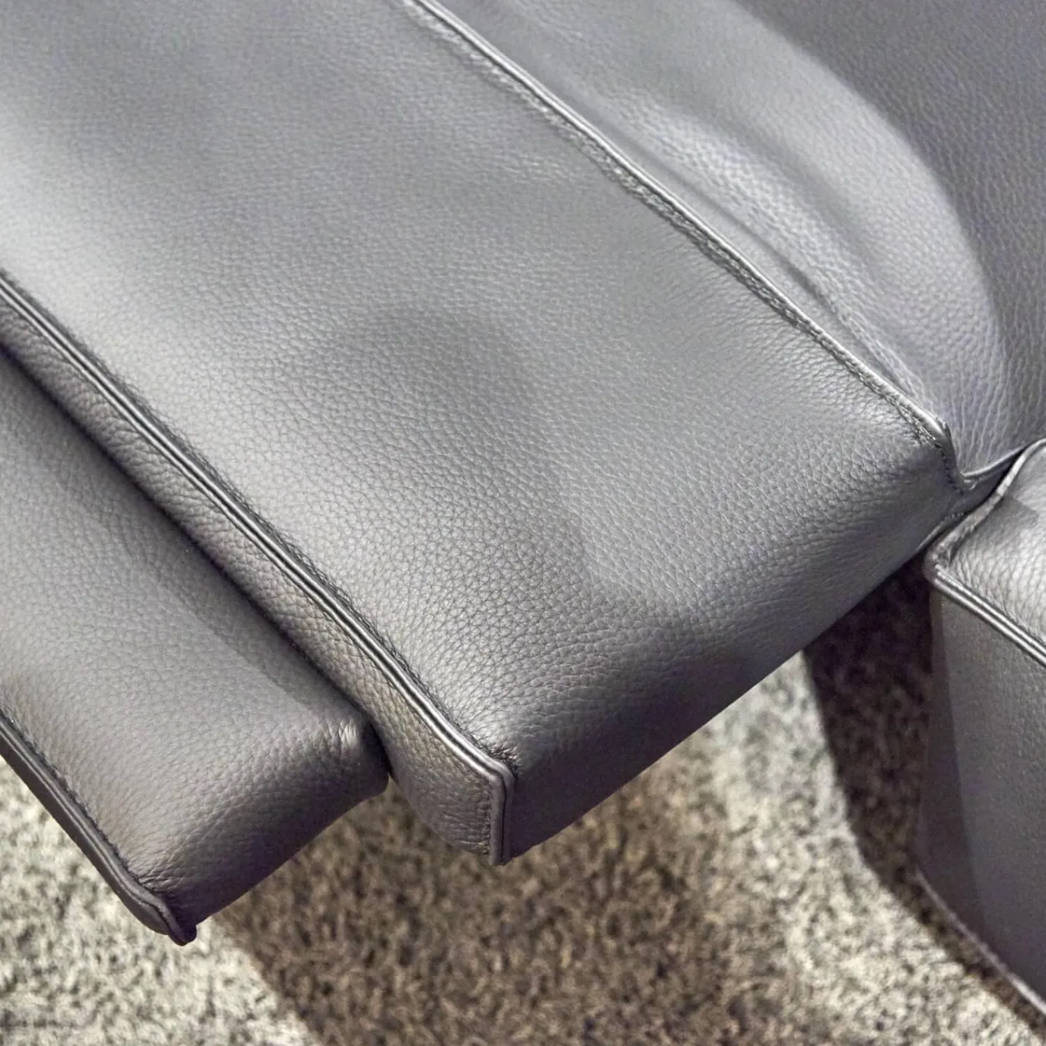 WK Wohnen 2-Sitzer-Sofas|Polstermöbel WK 530 Gracella Leder Cougar Farbe 10 Schwarz Metallfuß Matt Anthrazit Lackiert
