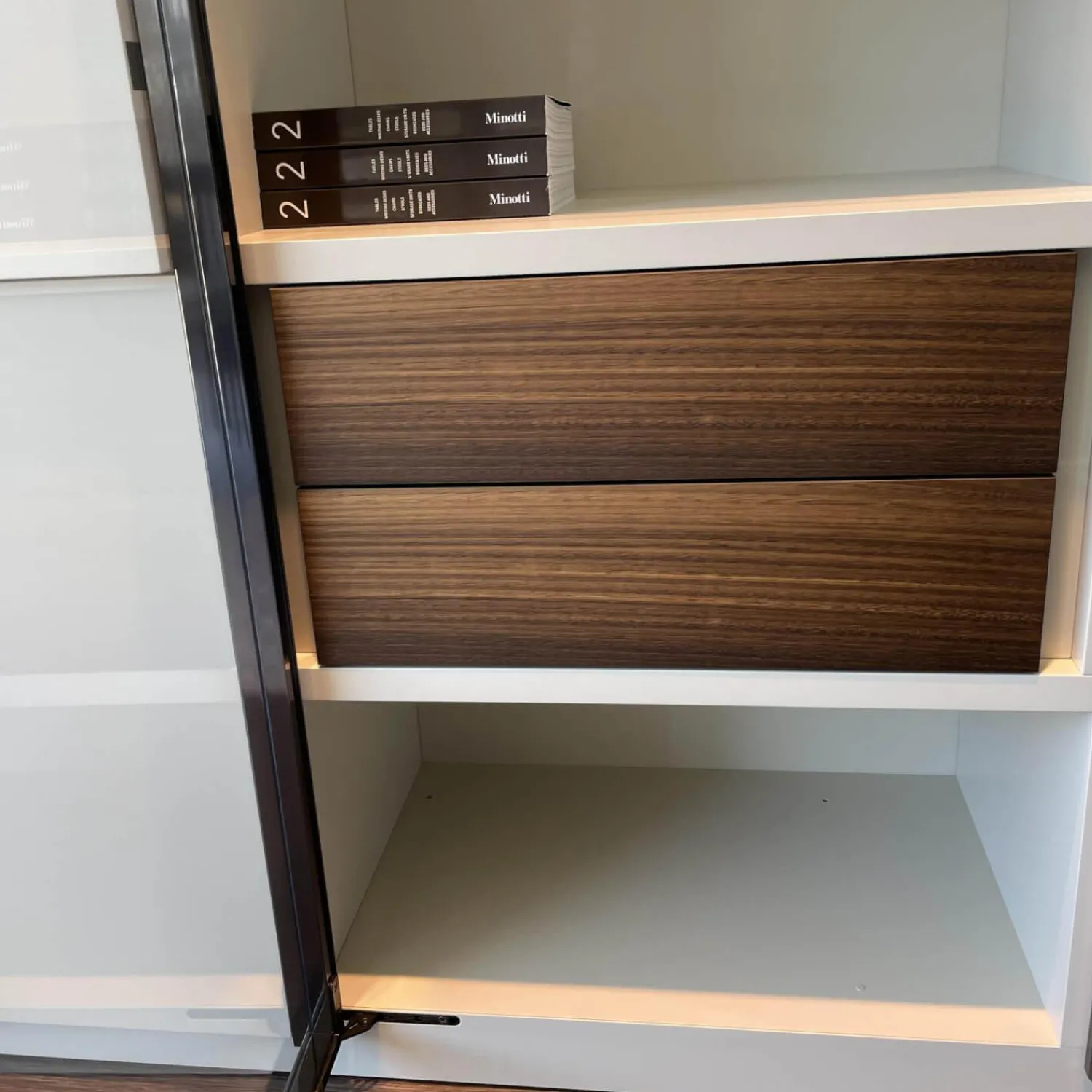 Molteni & C Regale|Wohnwände & Tv-Lowboards|Raumteiler 505 in Lack Kieselgrau mit Glastüren Schwarz Chrom