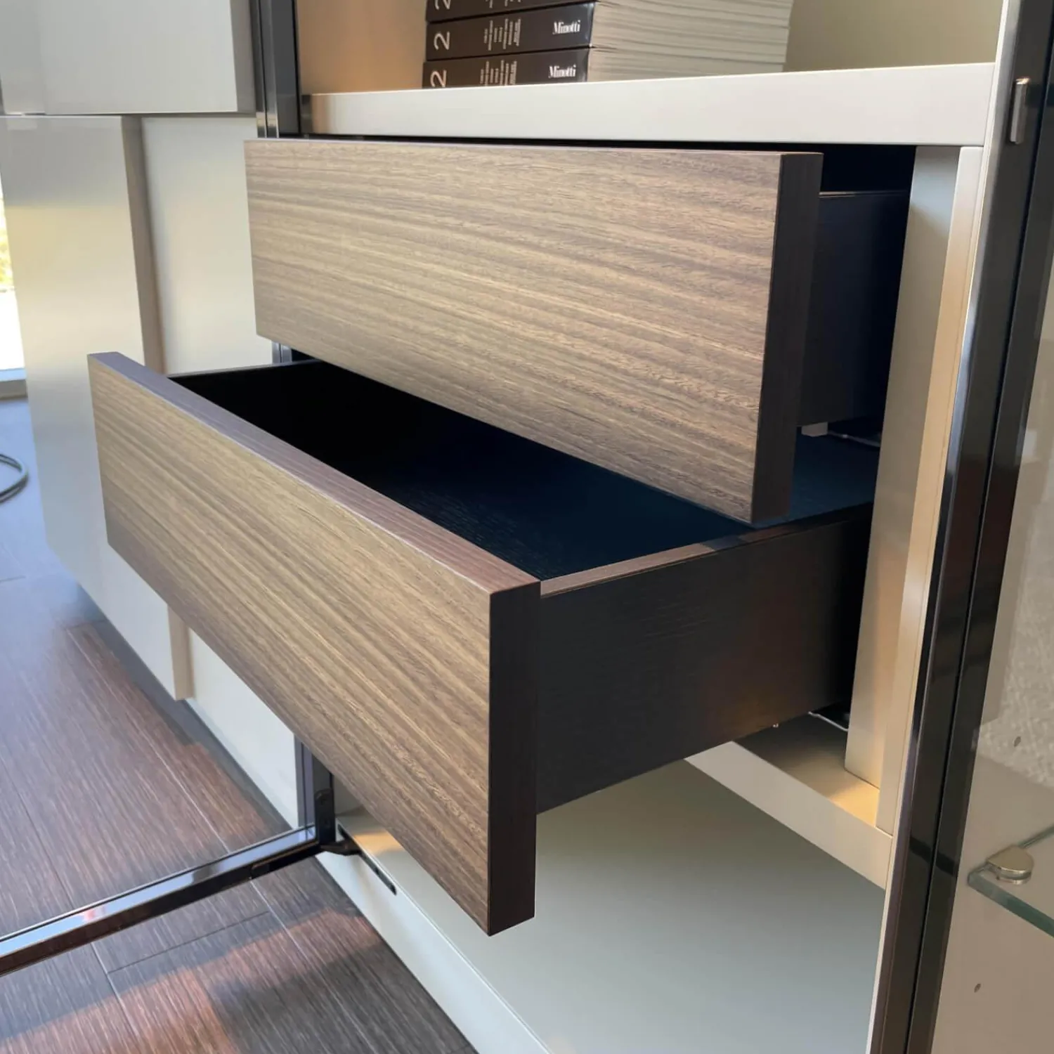 Molteni & C Regale|Wohnwände & Tv-Lowboards|Raumteiler 505 in Lack Kieselgrau mit Glastüren Schwarz Chrom