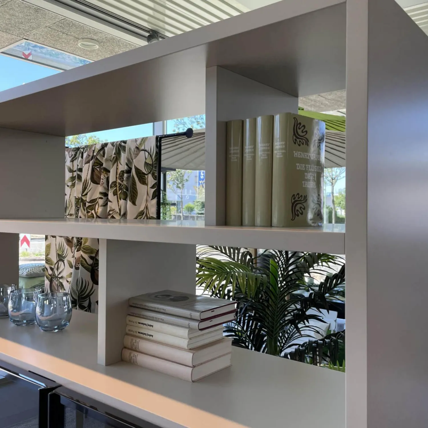 Molteni & C Regale|Wohnwände & Tv-Lowboards|Raumteiler 505 in Lack Kieselgrau mit Glastüren Schwarz Chrom