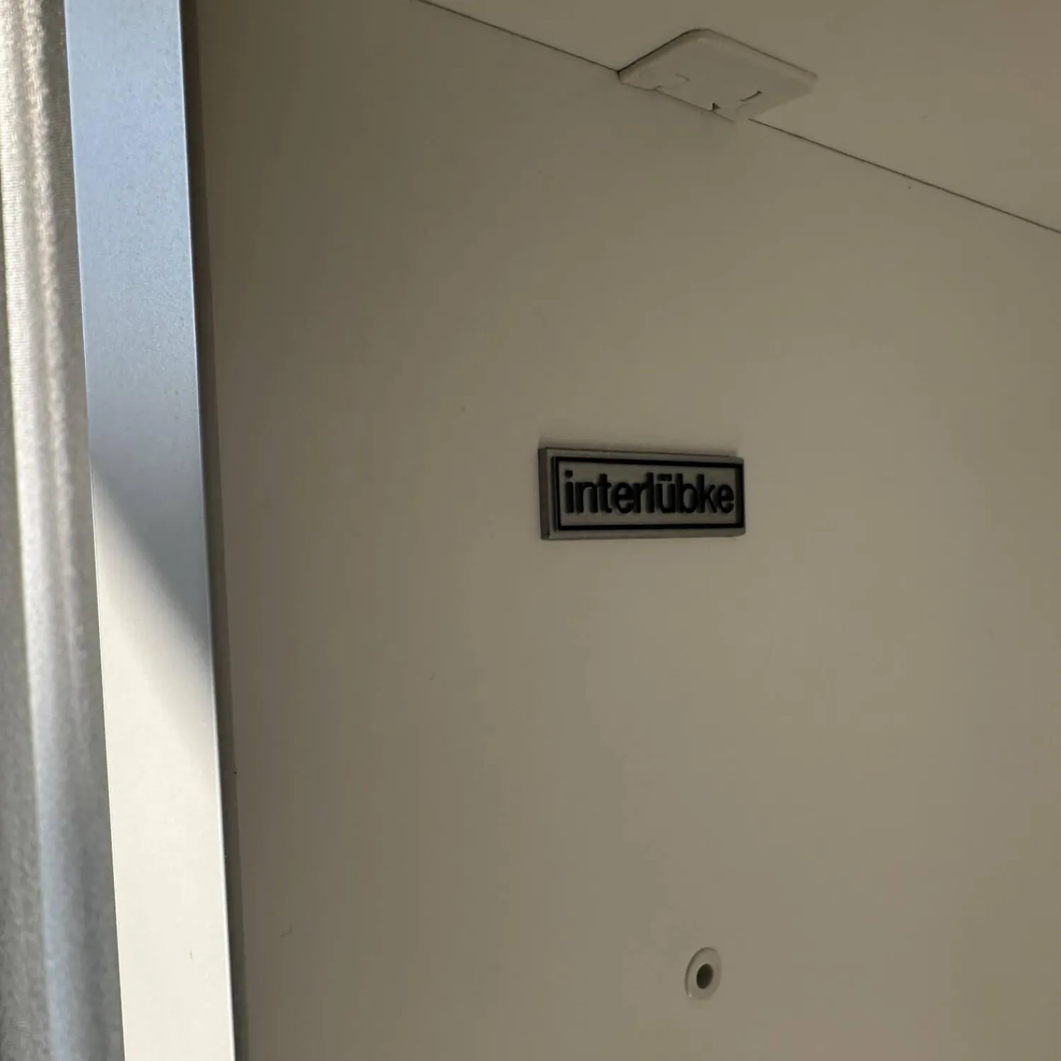 Interlübke Regale|Raumteilerwand Studimo Korpus Lack Matt Schneeweiß M03 Front Lack Hochglanz Schneeweiß M74 Mit Leiter