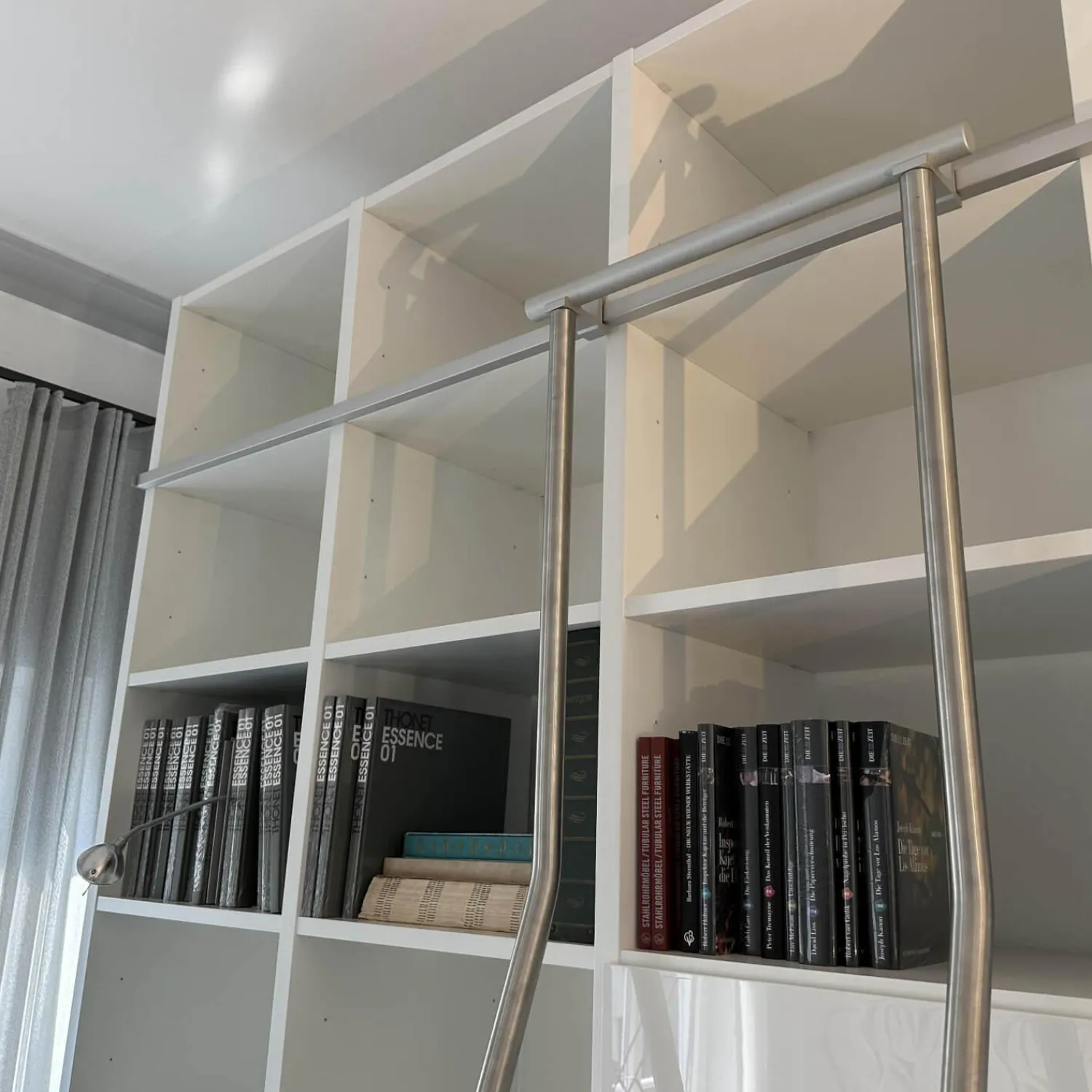 Interlübke Regale|Raumteilerwand Studimo Korpus Lack Matt Schneeweiß M03 Front Lack Hochglanz Schneeweiß M74 Mit Leiter