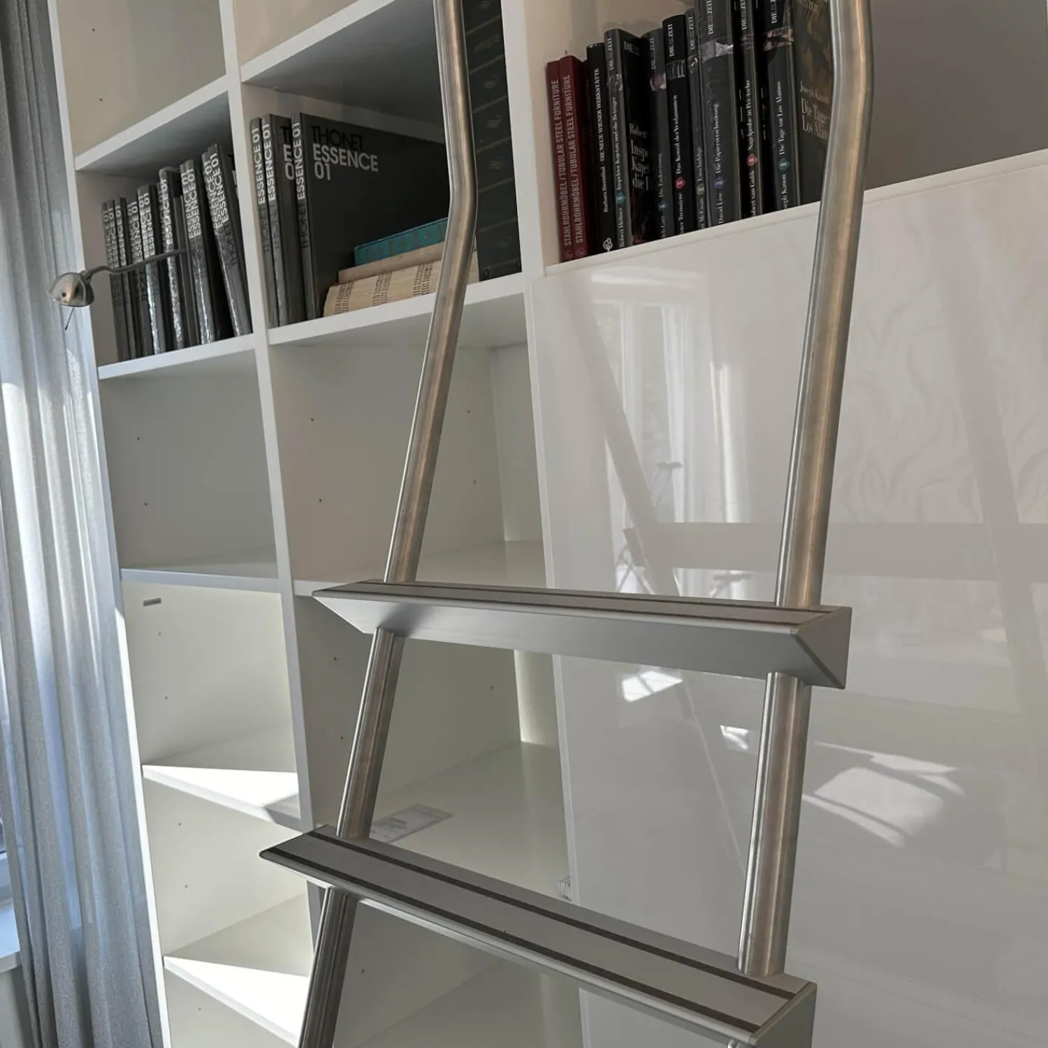 Interlübke Regale|Raumteilerwand Studimo Korpus Lack Matt Schneeweiß M03 Front Lack Hochglanz Schneeweiß M74 Mit Leiter