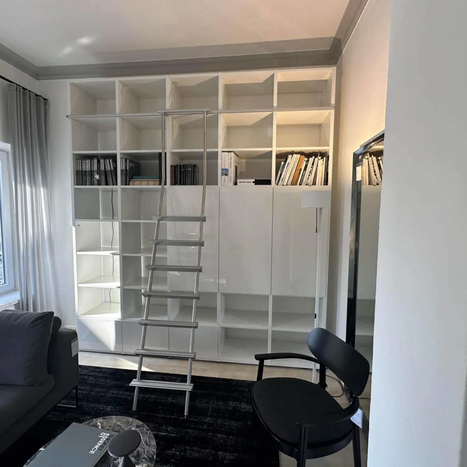 Interlübke Regale|Raumteilerwand Studimo Korpus Lack Matt Schneeweiß M03 Front Lack Hochglanz Schneeweiß M74 Mit Leiter