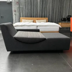 Werther Daybeds & Recamieren|Recamiere Wave Bezug Stoff U3986N Grau Schwarz Einlegekissen Stoff R2071F Schwarz Füße Holz Gebeizt