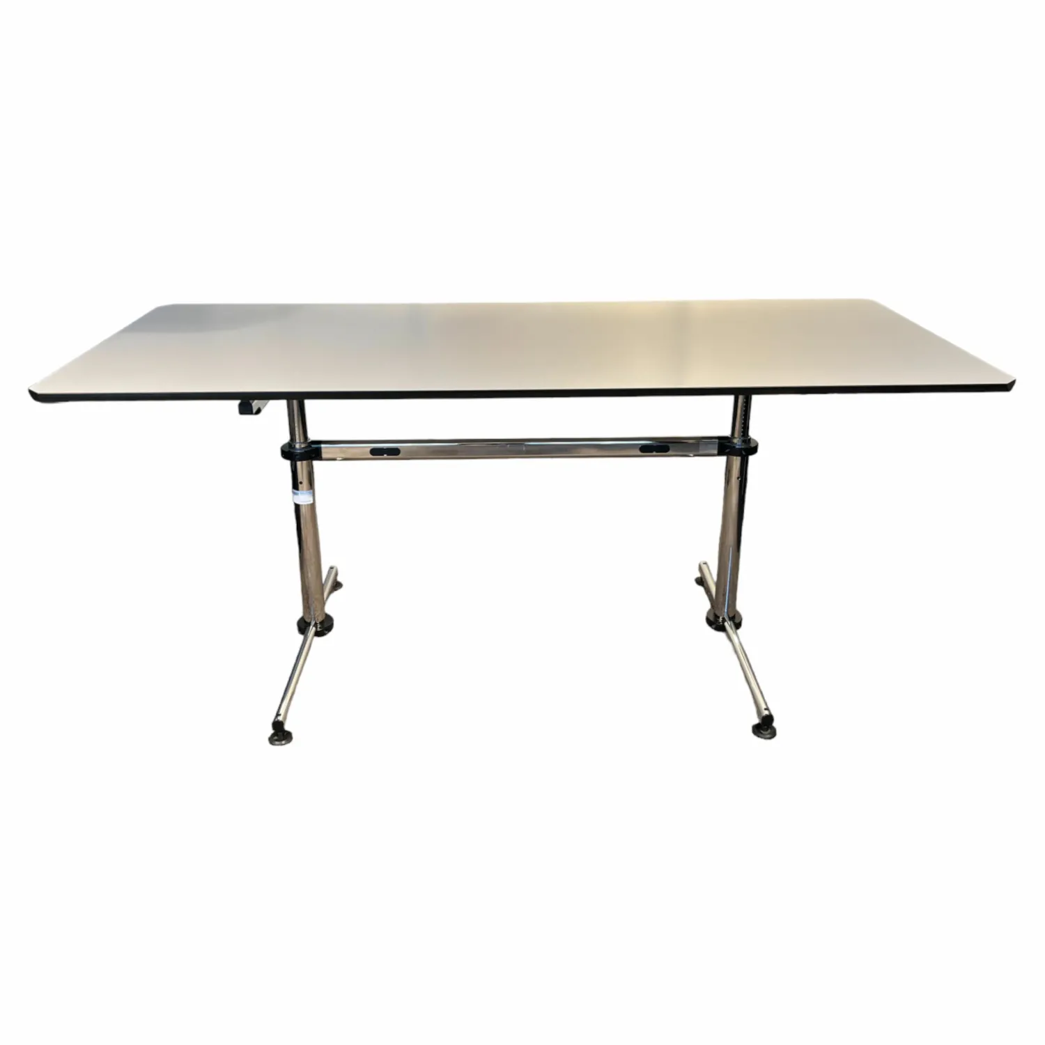 USM Haller Schreibtische & Sekretäre|Rechtecktisch Kitos Classic Platte Kunstharz Perlgrau Gestell Säulenpaar B1