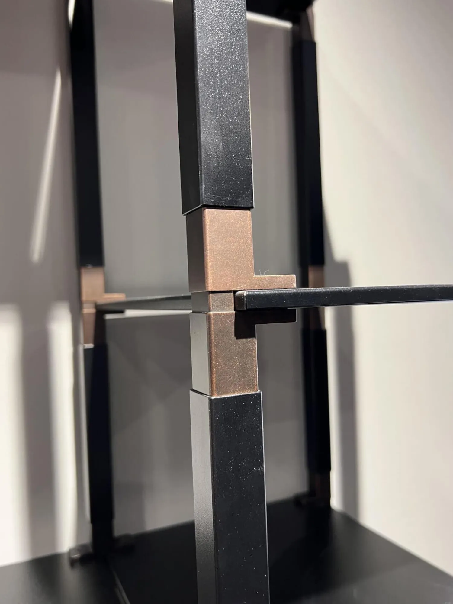 Form Exclusiv Regale|Regal T-Rack Ausführung C Gestänge Schwarz Konnektoren Kupfer Sunset Stahlböden Schwarz