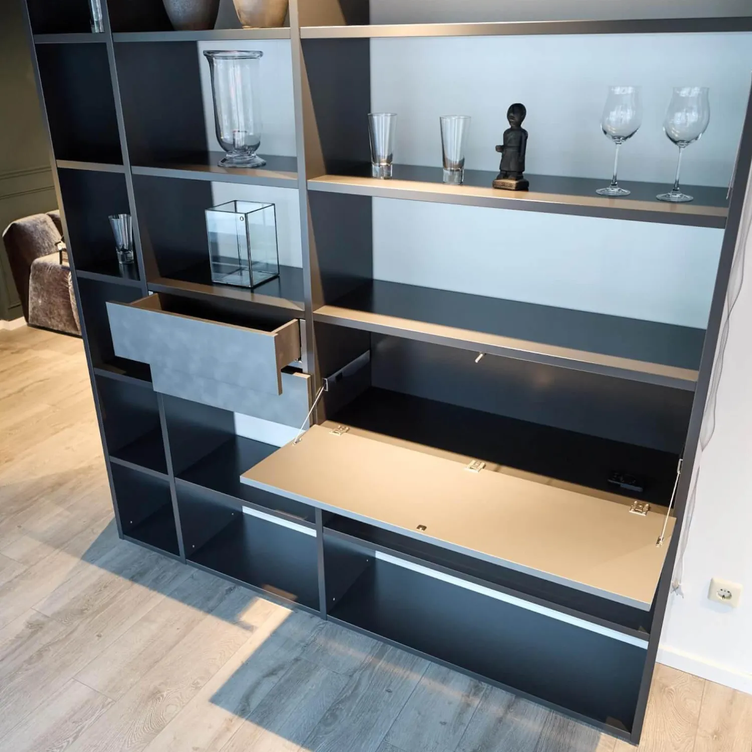 WK Wohnen Regale|Regal WK-420 Viva Glattlack Cosmos-Schwarz Fronen Lack Stahl Hell Gebürstet Mit Beleuchtung